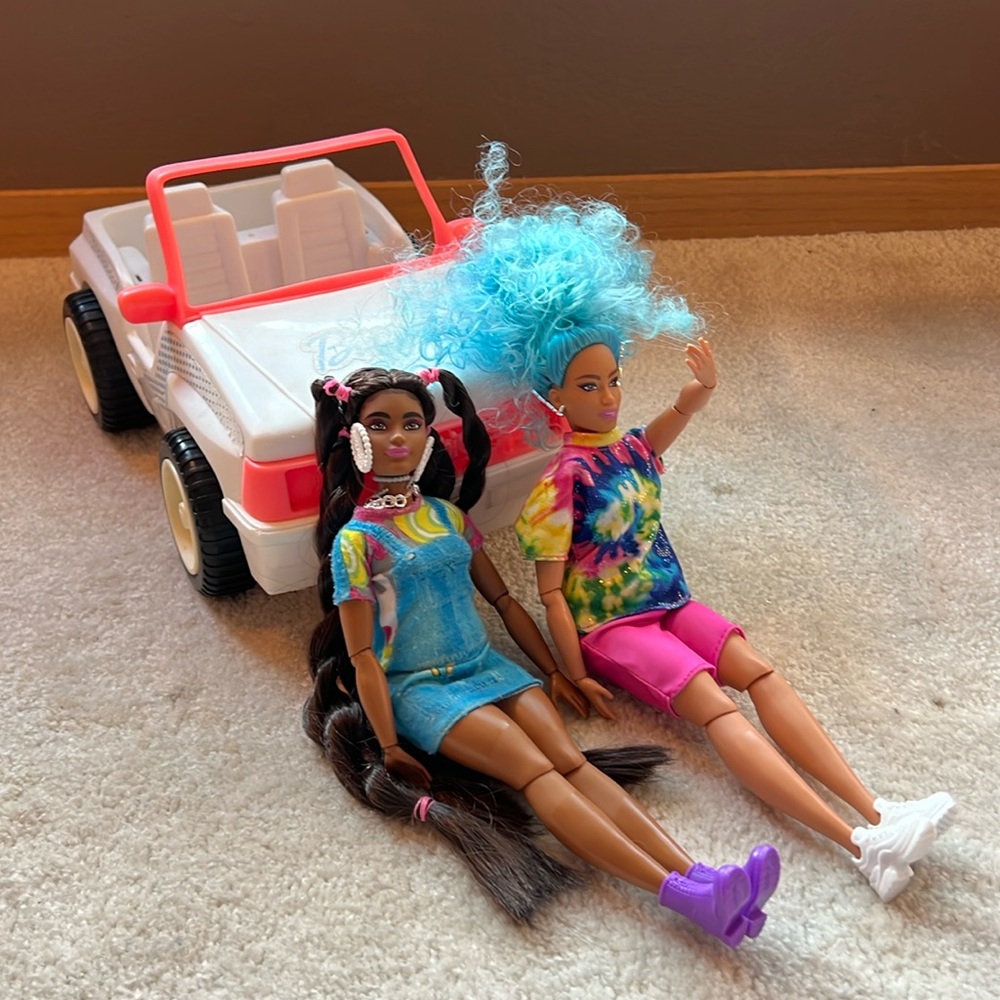 Vintage Barbie Jeep with 2 Dolls - Picture 2 of 8